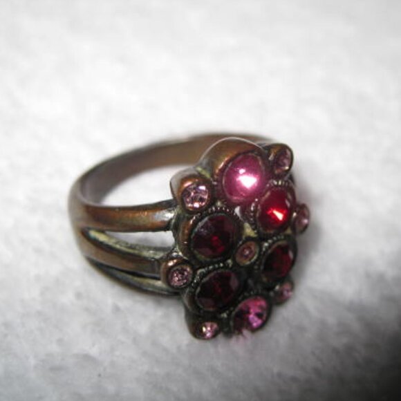 Gold Tone Ring w/ Glass Stones Vintage Size 7 - Picture 9 of 16